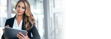 Business Frau mit Pintexx Workplace Tablet